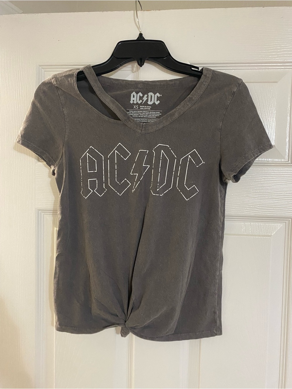 AC/DC Women's Charcoal Gray Knot-Front V-Neck Band Tee